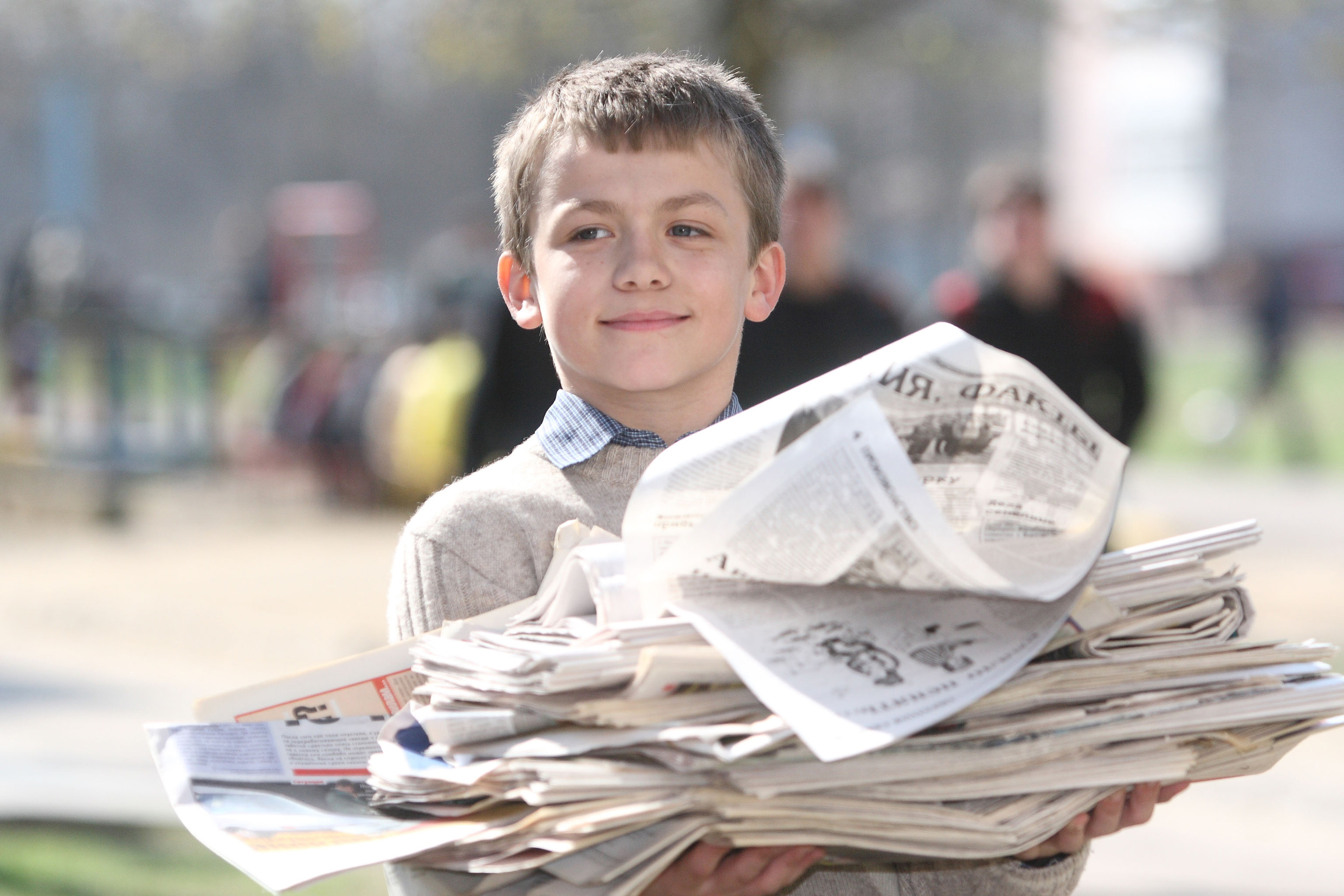 Газета в озерах. Макулатура. Школьники собирают макулатуру. Мальчик с газетой. Сбор макулатуры фото.
