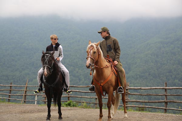 Руслан Байсаров на конной прогулке с сыном
